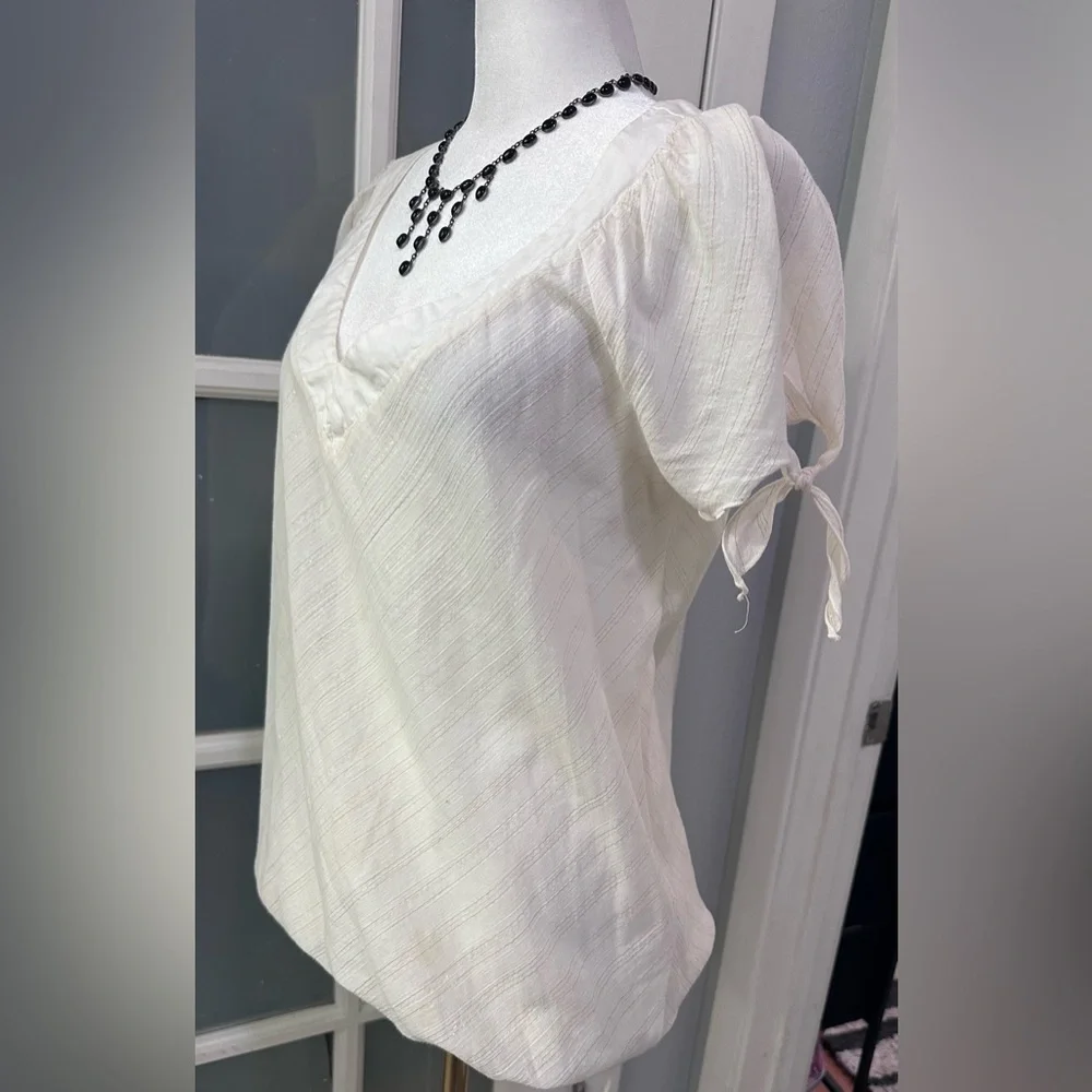 Ella Moss Ivory & Metallic Gold Pinstripe V-Neck Short Sleeve Tie Waist Blouse S - Picture 2 of 9